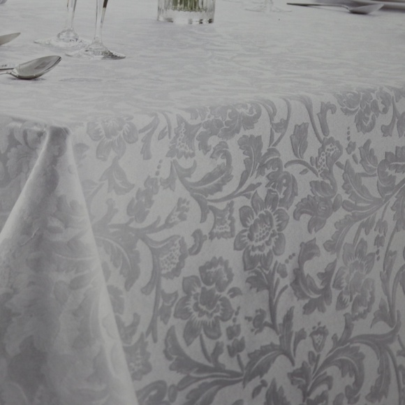 WATERFORD KENDALL FLORAL TABLECLOTH WITH NAPKINS - WHITE - 9 PIECE SET